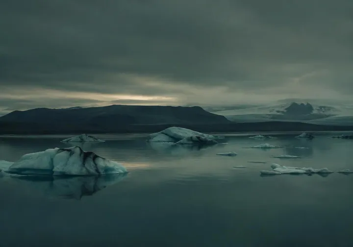 A glacier lagoon at dusk